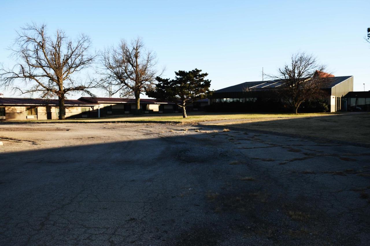 American Best Inn By Oyo I-35 Perry Near Lake Mcmurtry Exterior foto